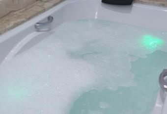 Su  te da Cris em Gramado has rooms with a private hot tub