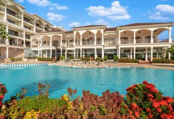 Resort Rio allows 18 year olds to book a room