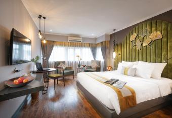 Hanoi Center Silk Hotel & Travel has rooms with a private hot tub