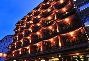 Siralanna Hotel allows 18 year olds to book a room