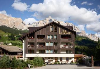 Hotel La Majun has Balcony rooms