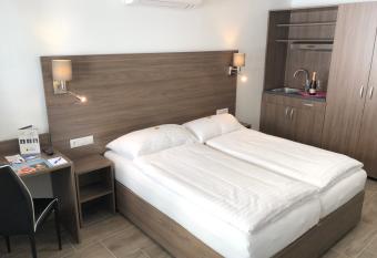 Hotel K  nig allows 18 year olds to book a room