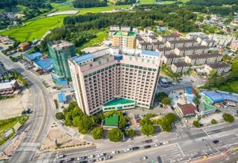 Ilsung Condo Namhan River allows 18 year olds to book a room