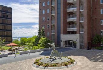 Courtyard Burlington Harbor allows 18 year olds to book a room