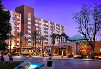 Los Angeles Marriott Burbank Airport allows 18 year olds to book a room