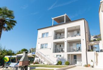 Villa Green Palm has Balcony rooms
