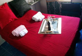 Patrick&Pierre Bed and Breakfast N  mes allows 18 year olds to book a room