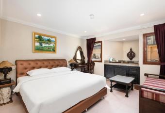 The Ambiance Hotel has Balcony rooms