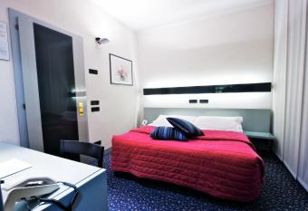 Hotel Michelangelo allows 18 year olds to book a room