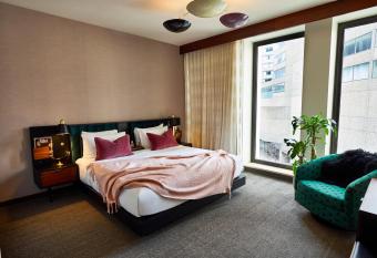 Fairlane Hotel has rooms with a private hot tub