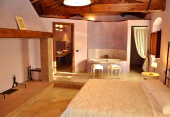 Borgo San Giusto has rooms with a private hot tub
