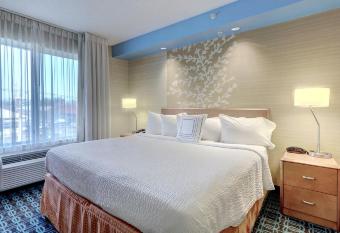 Fairfield Inn and Suites by Marriott Edison-South Plainfield has rooms with a private hot tub