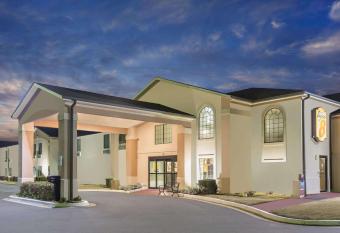 Super 8 by Wyndham Dawsonville has rooms with a private hot tub