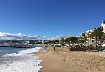 Palm beach Cannes has Balcony rooms
