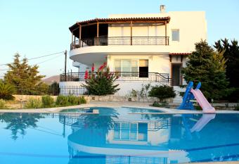 The Three Graces has Balcony rooms