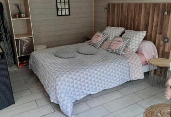 Les nids des falaises allows 18 year olds to book a room