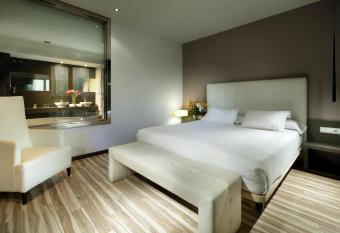 Eurostars Arenas de Pinto has rooms with a private hot tub