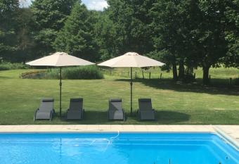 LA MAISON D IN  S and UGOLIN & Spa has rooms with a private hot tub