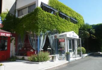 H  tel de L Avenue has Balcony rooms