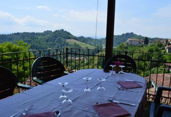 Di Vin Roero has Balcony rooms