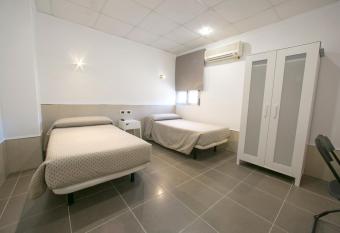 Pensi  n Tere Playa allows 18 year olds to book a room