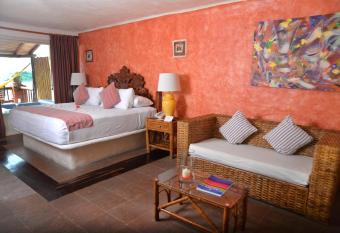 Hotel Aura del Mar has rooms with a private hot tub