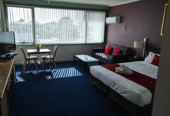 Parkdale Motor Inn has rooms with a private hot tub