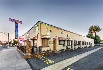 Pacifica Motel has Smoking rooms