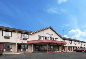 Rodeway Inn has Smoking rooms
