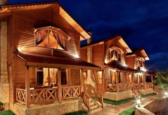 Feggarognemata Suites has rooms with a private hot tub