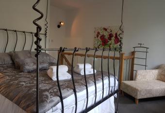 The Retreat at Plover Cottage Lindley has Balcony rooms