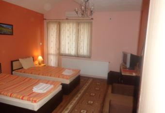 Kestenite Family Hotel has rooms with a private hot tub