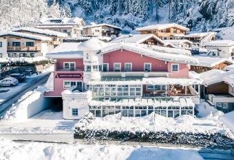 Apart Relax has rooms with a private hot tub