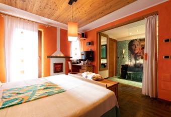 Hotel Isolabella Wellness has rooms with a private hot tub