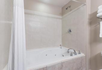 Days Inn & Suites by Wyndham Lakeland has rooms with a private hot tub