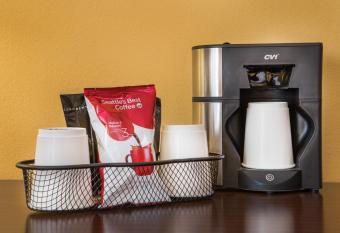 Courtyard by Marriott Hartford Manchester has rooms with a private hot tub