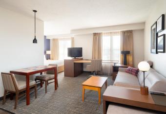 Residence Inn by Marriott Southington has rooms with a private hot tub