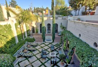 Villa Francesa allows 18 year olds to book a room