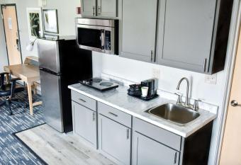 Country Inn & Suites by Radisson, Brookings allows 18 year olds to book a room