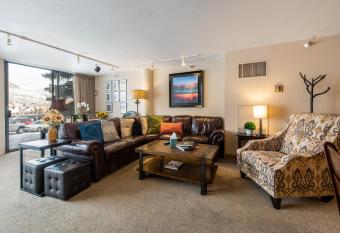 Silver King Hotel has rooms with a private hot tub