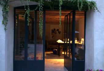 Le Loft des Artistes has Balcony rooms