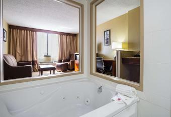 Comfort Inn Downtown has rooms with a private hot tub