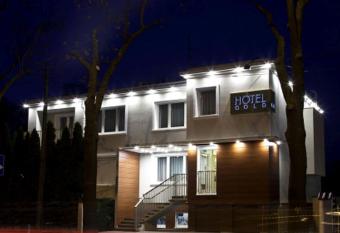 Hotel Gold allows 18 year olds to book a room