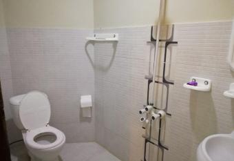 Seaview Lodge Guest House has rooms with a private hot tub