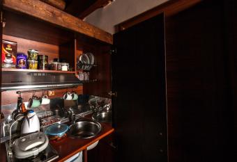 Pera Alonia Guest House has rooms with a private hot tub