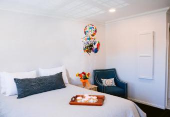 Napa Valley Hotel & Suites has rooms with a private hot tub