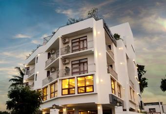 Grand 7 Hotel -Kesbewa has Balcony rooms