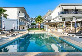 Akritas Hotel Pefkochori allows 18 year olds to book a room