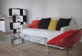 Port Caneta Hendaye appt 55 m class 2   toiles allows 18 year olds to book a room