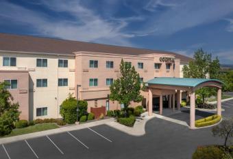 Courtyard by Marriott Chico has rooms with a private hot tub